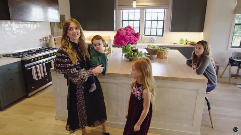 Capai Rp143 Miliar, Ini Isi Rumah Jessica Alba Baru sekitar tujuh bulan yang lalu aktris cantik, Jessica Alba, pindah ke rumah baru yang harganya mencapai Rp143 miliar. Seperti apa penampakan isi rumahnya?