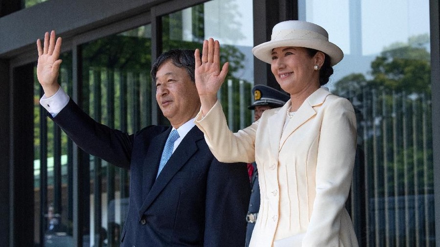 Japan's Emperor Naruhito and Empress Masako wave as U.S. President Donald Trump and First Lady Melania Trump leave the Imperial Palace in Tokyo, Japan, May 27, 2019.  Carl Court/Pool via Reuters
