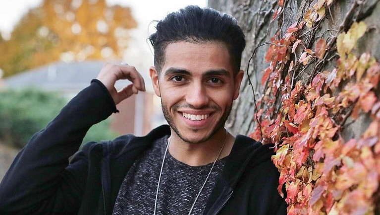7 Pesona Mena Massoud Pemeran Aladdin Film Aladdin menjadi ajang nostalgia bagi banyak penggemar kartunnya. Berikut ini 7 potret aktor Mena Massoud yang berperan sebagai Aladdin.