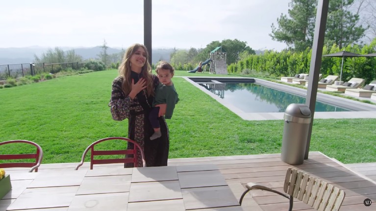 Capai Rp143 Miliar, Ini Isi Rumah Jessica Alba Baru sekitar tujuh bulan yang lalu aktris cantik, Jessica Alba, pindah ke rumah baru yang harganya mencapai Rp143 miliar. Seperti apa penampakan isi rumahnya?