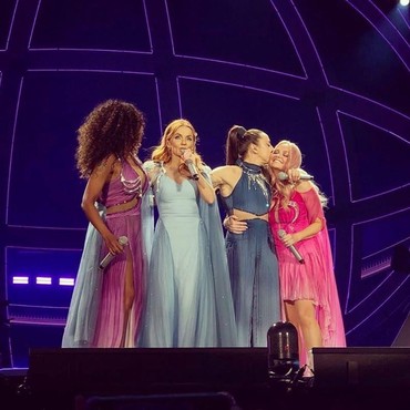 Geri Halliwell Minta Maaf Pada Akhir Konser Spice Girls