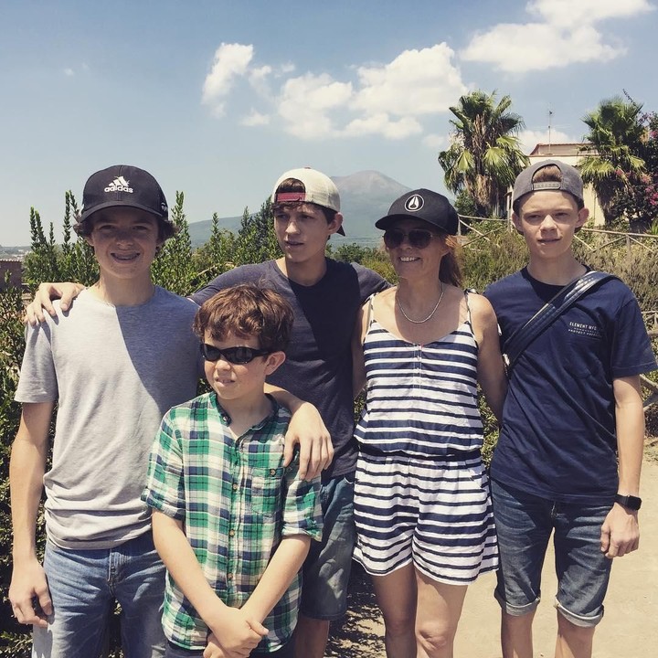 <p>Selain mengunggah foto dengan sang ibunda, Tom Holland juga kerap mengunggah foto bersama tiga saudara laki-lakinya. (Foto: Instagram @tomholland2013)</p>