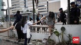 FOTO : Kawasan Jalan MH Thamrin Mulai Kondusif Jalan MH Thamrin di depan Gedung Bawaslu sempat mencekam pada 21-23 Mei malam karena bentrok petugas dan pedemo, namun kini kondusif meski polisi masih berjaga.