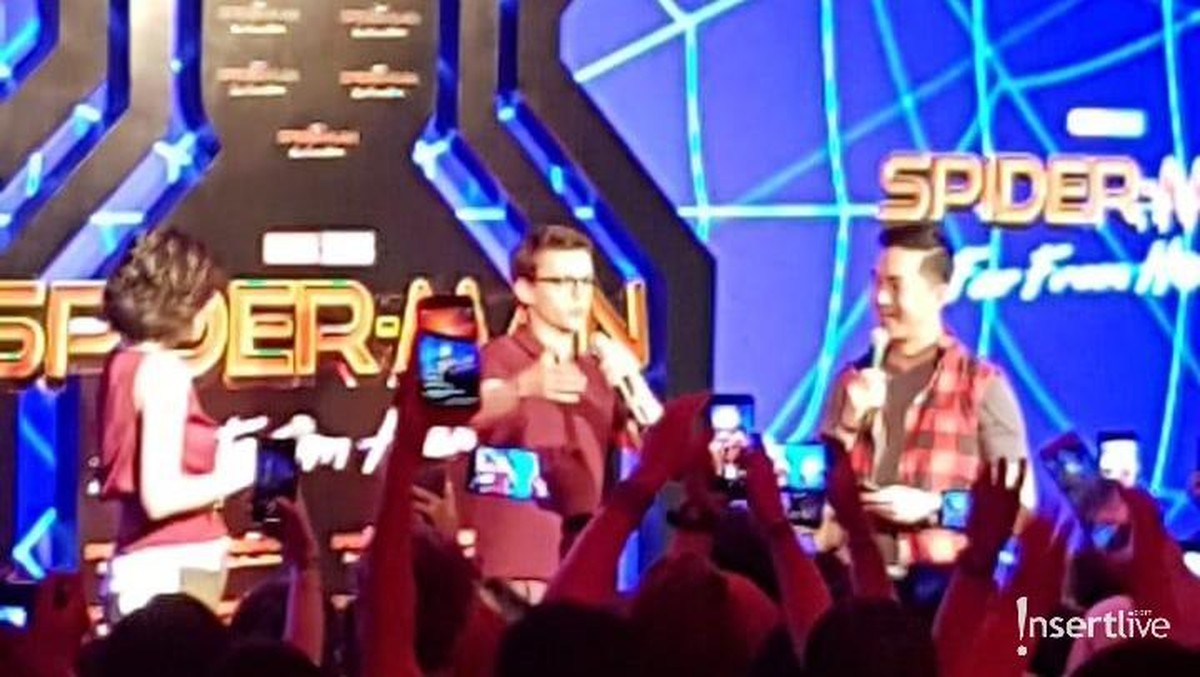 Tom Holland tengah berada di Bali dalam rangka promosi film Spider-Man&colon; Far From Home&period; Tampak begitu tampan&comma; Holland menyapa penggemar dengan ramah&period;