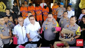 Polisi Dalami Aksi Penjarahan Saat Pembakaran Polsek Sampang