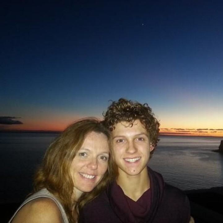 <p>Meski sudah menjadi aktor terkenal lewat perannya sebagai Spider-Man, Tom Holland tetap menuruti permintaan sang ibu mencuci piring di rumah. (Foto: Twitter @domholland)</p>