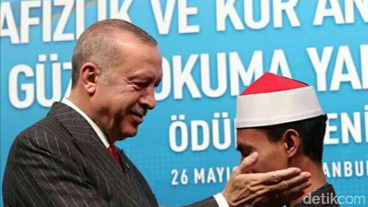 Syamsuri Firdaus, qori asal Bima berhasil meraih juara satu MTQ Internasional ke-7 di Turki. Simak cerita inspiratifnya.