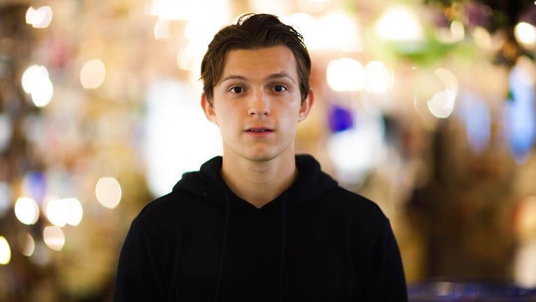 7 Potret Tom Holland Pemeran Spider-Man yang Sedang di Bali Tom Holland kabarnya sedang berlibur bersama Chris Hemsworth di Bali. Berikut potret 7 penampilan keren aktor yang berperan sebagai Spider-Man itu.