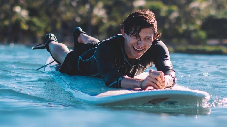 Tom Holland kabarnya sedang berlibur bersama Chris Hemsworth di Bali. Berikut potret 7 penampilan keren aktor yang berperan sebagai Spider-Man itu.