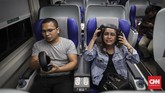 FOTO: Mengintip Kereta Sleeper Mewah untuk Mudik Lebaran PT Kereta Api Indonesia (KAI) kembali meluncurkan kereta sleeper jenis terbaru yang bernama Luxury 2 di Jakarta, Minggu (26/5).