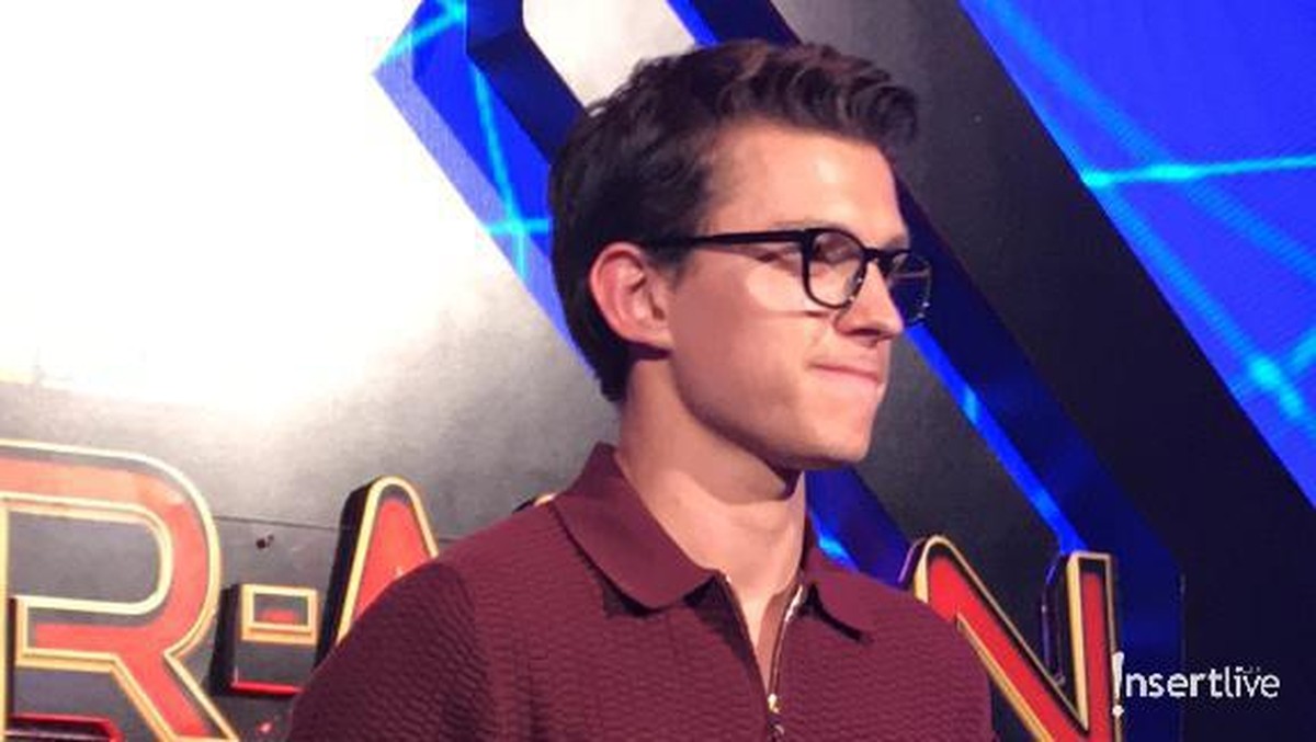 Tom Holland tengah berada di Bali dalam rangka promosi film Spider-Man&colon; Far From Home&period; Tampak begitu tampan&comma; Holland menyapa penggemar dengan ramah&period;