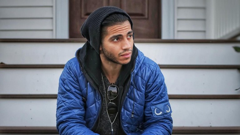 7 Pesona Mena Massoud Pemeran Aladdin Film Aladdin menjadi ajang nostalgia bagi banyak penggemar kartunnya. Berikut ini 7 potret aktor Mena Massoud yang berperan sebagai Aladdin.