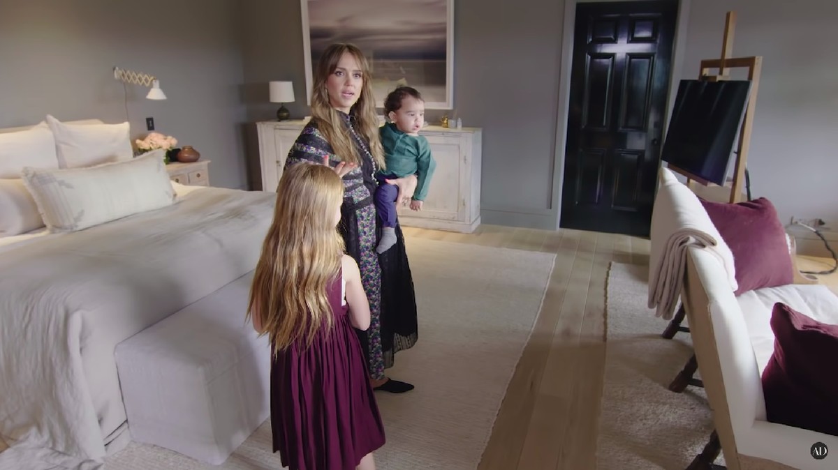 Baru sekitar tujuh bulan yang lalu aktris cantik&comma; Jessica Alba&comma; pindah ke rumah baru yang harganya mencapai Rp143 miliar&period; Seperti apa penampakan isi rumahnya&quest;