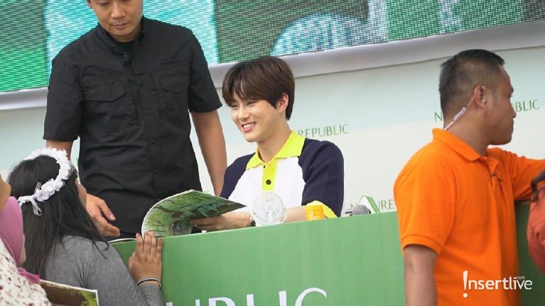 Tiga personel EXO menghadiri acara bertajuk, Journey to Nature in Indonesia. Mereka menggelar fansigning di Kota Kasablanka, Minggu (26/5).