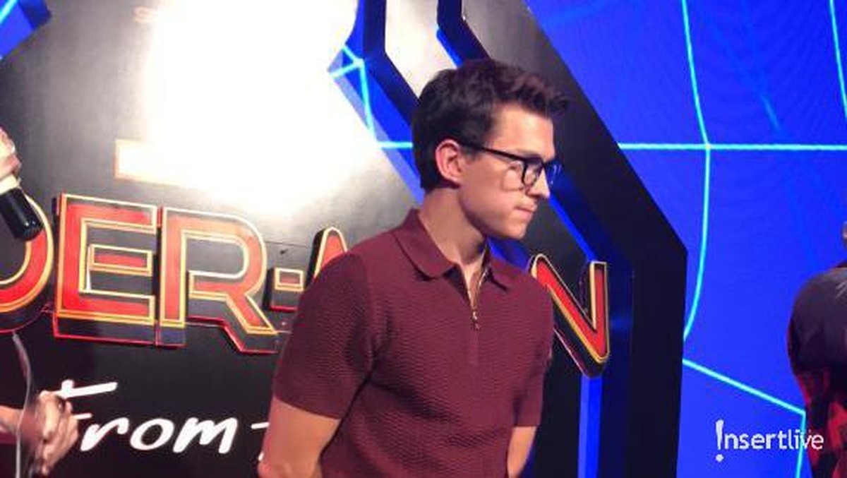 Tom Holland tengah berada di Bali dalam rangka promosi film Spider-Man&colon; Far From Home&period; Tampak begitu tampan&comma; Holland menyapa penggemar dengan ramah&period;