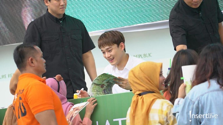 Tiga personel EXO menghadiri acara bertajuk, Journey to Nature in Indonesia. Mereka menggelar fansigning di Kota Kasablanka, Minggu (26/5).
