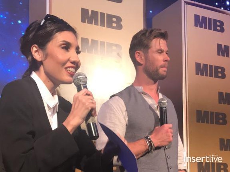 6 Potret Chris Hemsworth Promosikan Film Men In Black di Bali Chris Hemsworth saat ini tengah berada di Bali dalam rangka promosi film terbarunya, Men In Black. Selain itu, ada juga Tom Holland di lokasi yang sama.