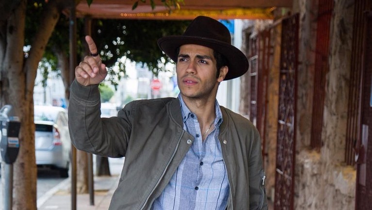 7 Pesona Mena Massoud Pemeran Aladdin Film Aladdin menjadi ajang nostalgia bagi banyak penggemar kartunnya. Berikut ini 7 potret aktor Mena Massoud yang berperan sebagai Aladdin.