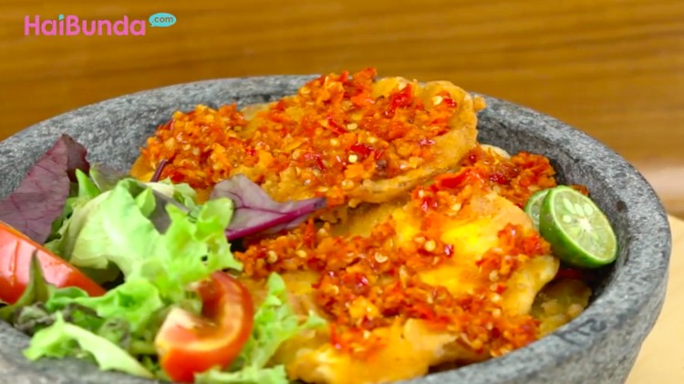 Untuk menu buka puasa ingin sajian yang pedas-pedas, Bun? Bikin saja menu geprek, tapi kali ini bukan ayah geprek melainkan telur geprek.