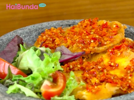 Menu Buka Puasa: Telur Geprek, Sajian Hits Pedas Menggigit