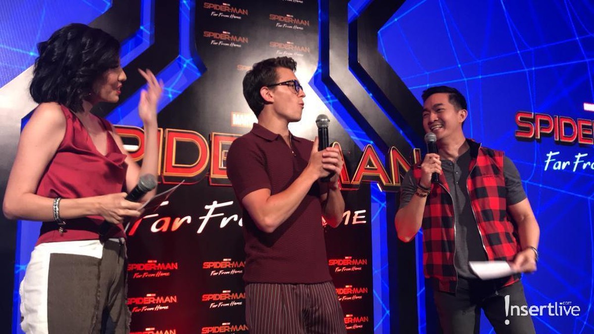 Tom Holland tengah berada di Bali dalam rangka promosi film Spider-Man&colon; Far From Home&period; Tampak begitu tampan&comma; Holland menyapa penggemar dengan ramah&period;