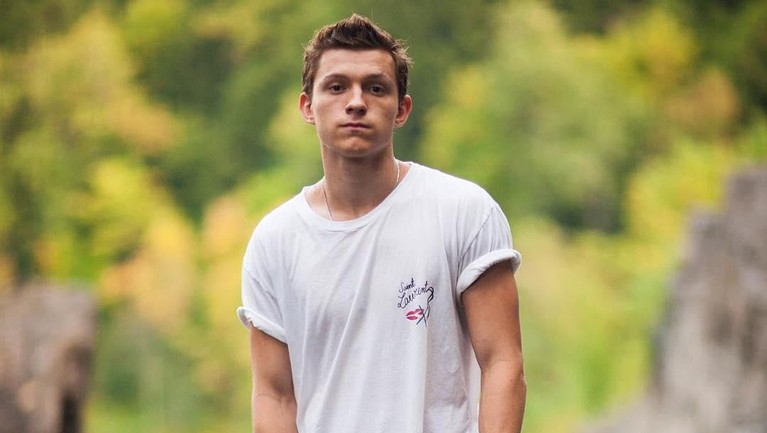 Tom Holland kabarnya sedang berlibur bersama Chris Hemsworth di Bali. Berikut potret 7 penampilan keren aktor yang berperan sebagai Spider-Man itu.