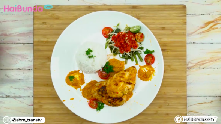 Ingin menyajikan ayam untuk menu sahur? Bisa Bunda coba nih, ayam Steak Taliwang plus plecing kangkung pedas. Pasti sedap!