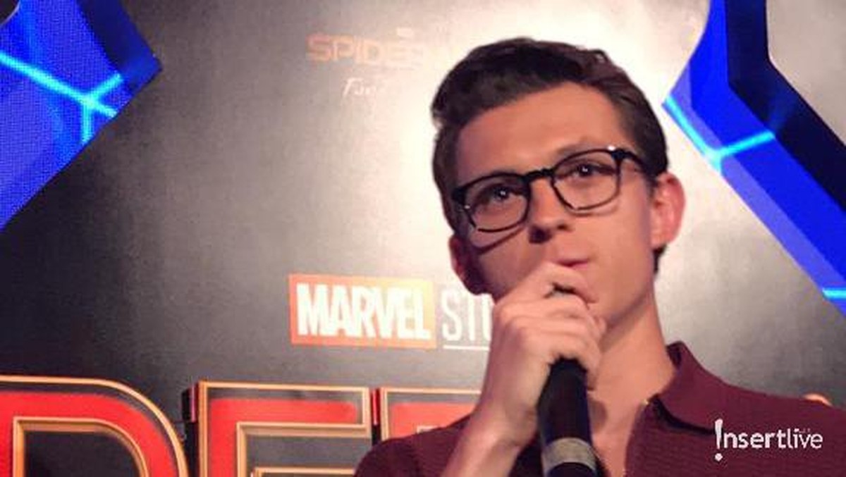 Tom Holland tengah berada di Bali dalam rangka promosi film Spider-Man&colon; Far From Home&period; Tampak begitu tampan&comma; Holland menyapa penggemar dengan ramah&period;
