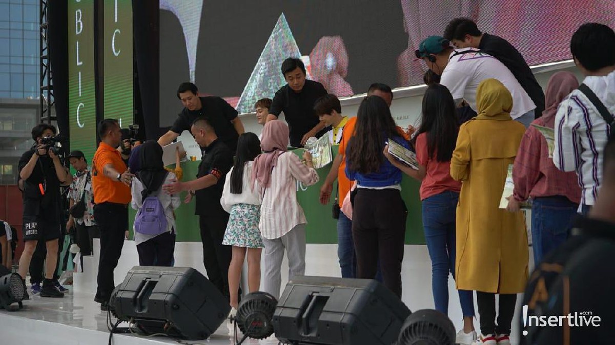 Tiga personel EXO menghadiri acara bertajuk&comma; Journey to Nature in Indonesia&period; Mereka menggelar fansigning di Kota Kasablanka&comma; Minggu &lpar;26&sol;5&rpar;&period;
