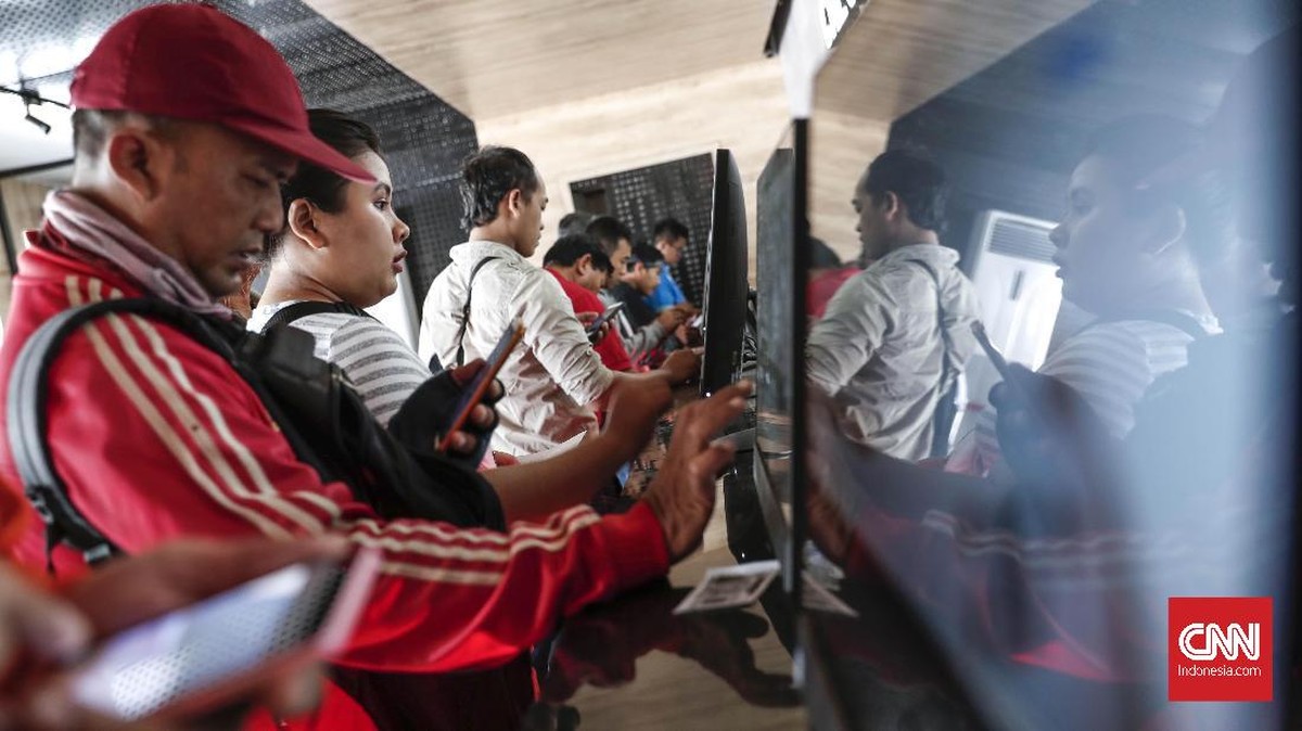 FOTO : Pemudik Mulai Padati Stasiun Pasar Senen