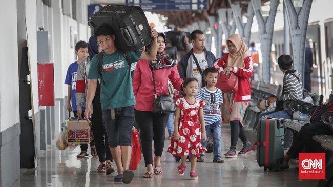 Jumlah pemudik di Stasiun Gambir dan Senen mencapai 25-27 ribu per hari, diprediksi akan terus bertahan hingga H-1 lebaran.
