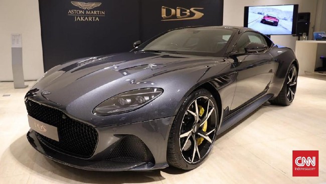 Aston Martin, merek langganan muncul di film James Bond, menampilkan empat model termasuk Valhalla, mobil hybrid yang belum dijual.