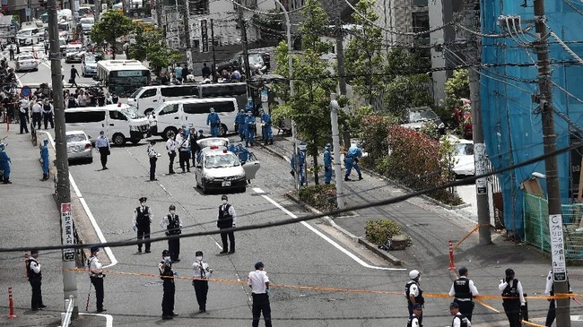 Kepolisian Jepang menggeledah rumah Ryuichi Iwasaki, pelaku penikaman massal yang menewaskan setidaknya dua orang di Kawasaki.