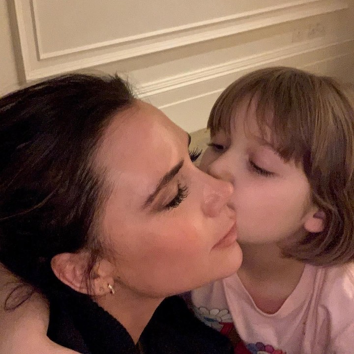 <p>Meski sudah berusia tujuh tahun, Harper Beckham tak malu mengekspresikan rasa sayangnya pada Victoria dengan cara mencium pipinya lho. (Foto: Instagram @victoriabeckham)</p>