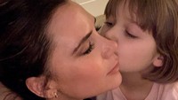 <p>Meski sudah berusia tujuh tahun, Harper Beckham tak malu mengekspresikan rasa sayangnya pada Victoria dengan cara mencium pipinya lho. (Foto: Instagram @victoriabeckham)</p>