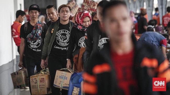 Calon penumpang kereta di Stasiun Pasar Senen, Jakarta, Selasa, 28 Mei 2019. Memasuki H-9 lebaran Idul Fitri, pemudik mulai memadati Stasiun Pasar Senen untuk mudik ke berbagai daerah di Pulau Jawa. CNNIndonesia/Safir Makki