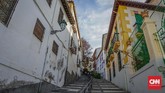 FOTO: Menyibak Peninggalan Islam di Alhambra Alhambra merupakan destinasi populer yang terletak di Granada, Spanyol. Istana yang dibuat pada masa Dinasti Nasrid ini menyimpan banyak sejarah Andalusia.