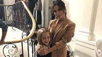 <p>Memiliki bunda seorang perancang busana terkenal, Harper Beckham pun selalu tampil <em>stylish</em> dalam berbagai acara. (Foto: Instagram @victoriabeckham)</p>