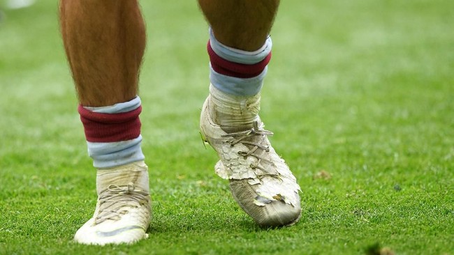 Jack Grealish tampil di babak final playoff Championship untuk memperebutkan tiket ke Liga Primer Inggris dengan sepatu 'spesial' yang terlihat sudah rombeng.