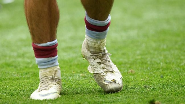  Sepatu  Butut Antar Aston Villa ke Liga Primer Inggris