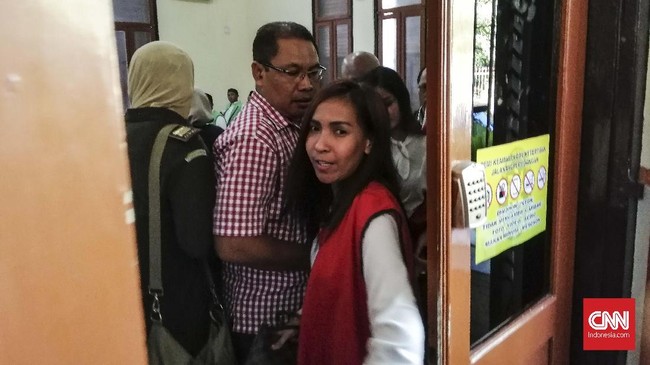Majelis Hakim PN Surabaya menyatakan tiga muncikari Vanessa Angel bersalah. Mereka menerima vonis lima bulan penjara dengan denda Rp5 juta.