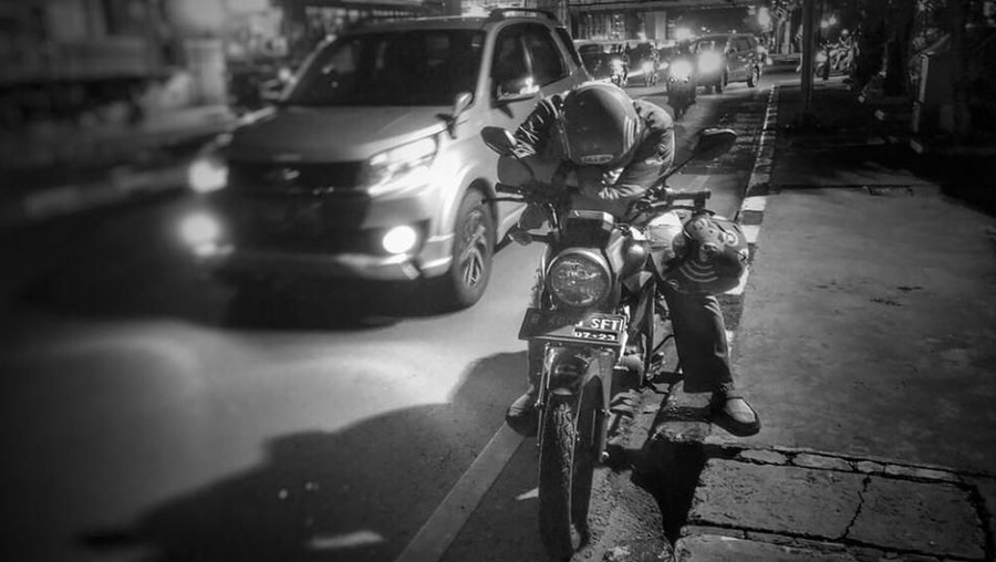 Kisah pengemudi ojek online yang tetap antarkan makanannya saat motornya hilang dicuri.