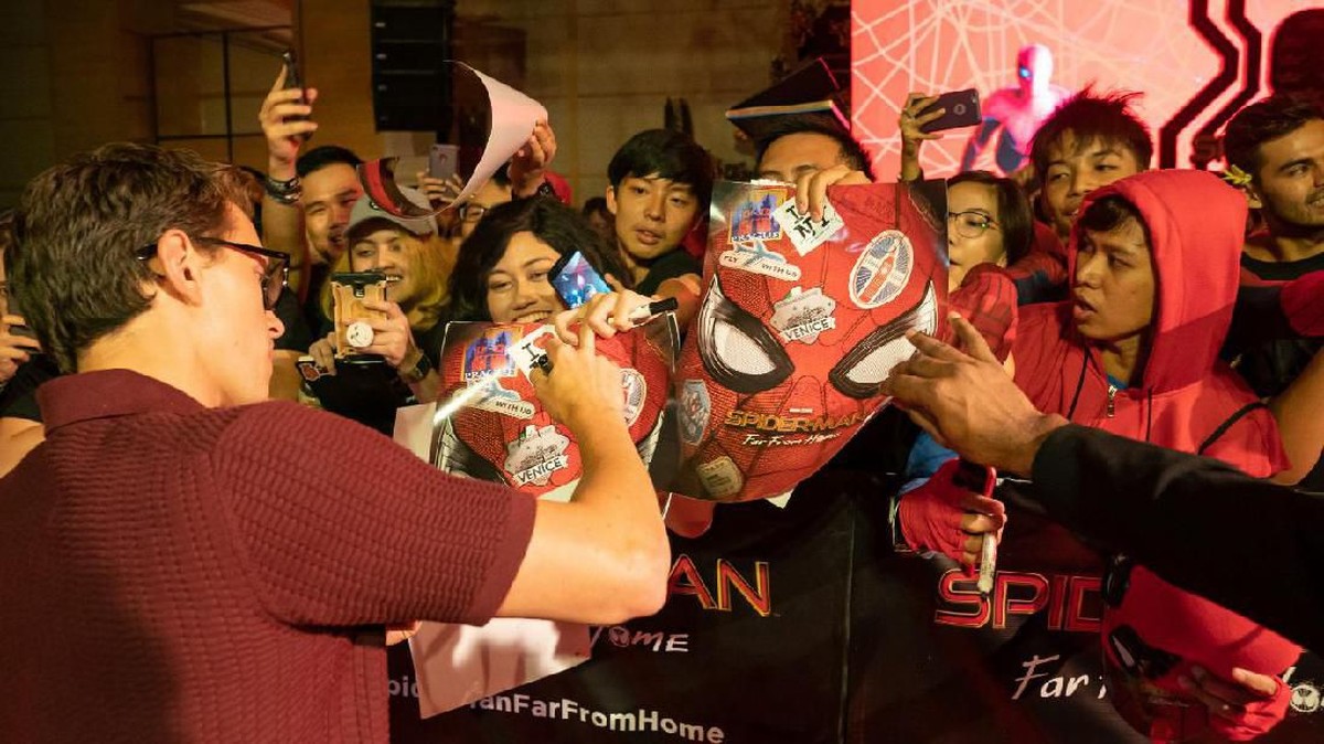 Kebersamaan Tom Holland dengan fans ketika berada di Indonesia&period;