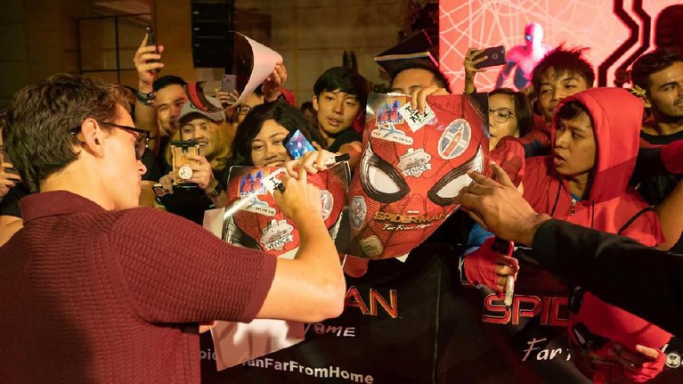 Kebersamaan Tom Holland dengan fans ketika berada di Indonesia.