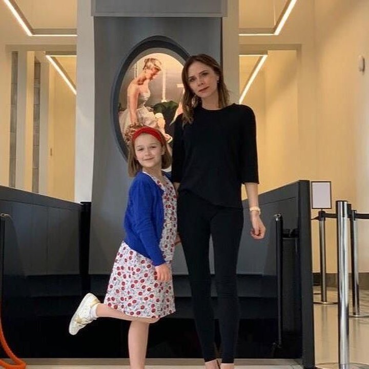 <p>Anak bungsu David Beckham dan Victoria, Harper, sering menemani sang ibunda saat bekerja. Salah satunya seperti dalam foto ini, ketika Harper menemani Victoria dia dalam acara <em>Christian Dior: Designer of Dreams</em>. (Foto: Instagram @victoriabeckham)</p>