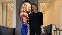 <p>Anak bungsu David Beckham dan Victoria, Harper, sering menemani sang ibunda saat bekerja. Salah satunya seperti dalam foto ini, ketika Harper menemani Victoria dia dalam acara <em>Christian Dior: Designer of Dreams</em>. (Foto: Instagram @victoriabeckham)</p>