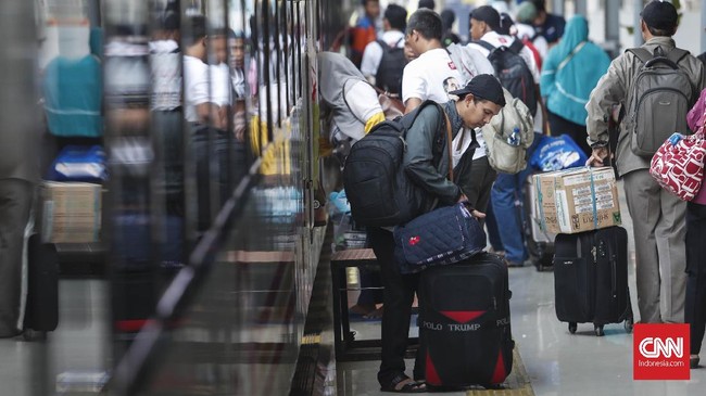 Calon penumpang kereta di Stasiun Pasar Senen, Jakarta, Selasa, 28 Mei 2019. Memasuki H-9 lebaran Idul Fitri, pemudik mulai memadati Stasiun Pasar Senen untuk mudik ke berbagai daerah di Pulau Jawa. CNNIndonesia/Safir Makki