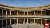 FOTO: Menyibak Peninggalan Islam di Alhambra Alhambra merupakan destinasi populer yang terletak di Granada, Spanyol. Istana yang dibuat pada masa Dinasti Nasrid ini menyimpan banyak sejarah Andalusia.
