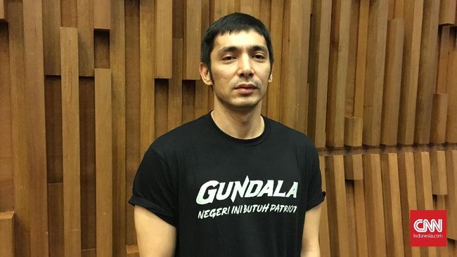 Abimana Aryasatya menyebut kostum Gundala itu dibuat khusus di Los Angeles. Ia menghabiskan waktu 7 hari menjalani pengukuran secara spesifik sampai molding.