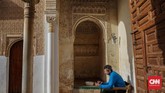 FOTO: Menyibak Peninggalan Islam di Alhambra Alhambra merupakan destinasi populer yang terletak di Granada, Spanyol. Istana yang dibuat pada masa Dinasti Nasrid ini menyimpan banyak sejarah Andalusia.